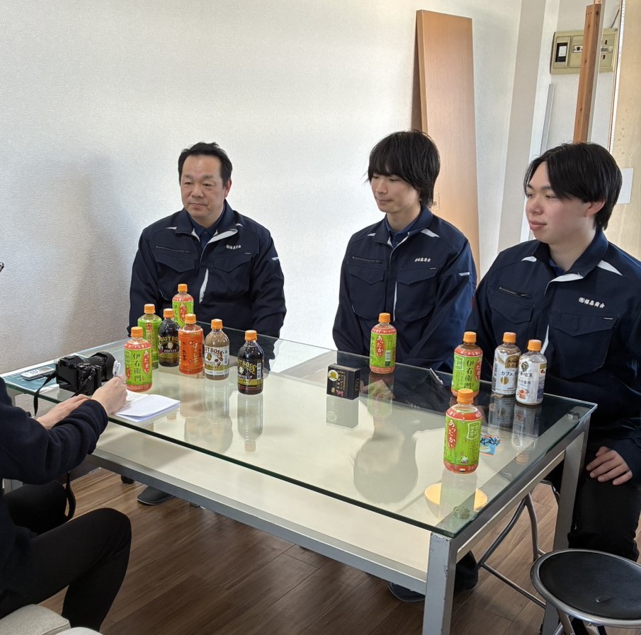 救命オープンドアについて取材を受ける福島商会のスタッフ